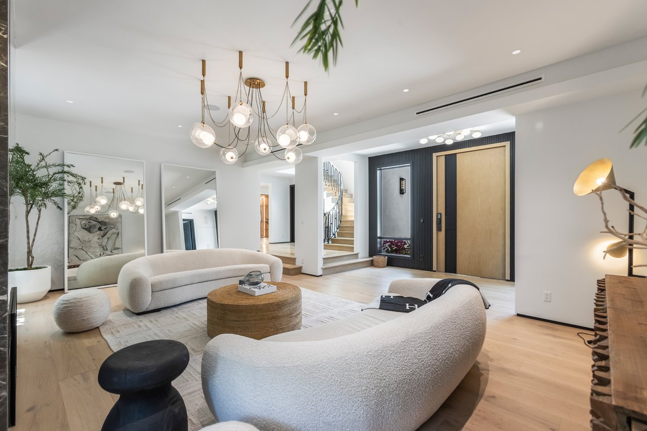 Luxury Gated Villa w/ Pool, Spa & Designer Interiors
