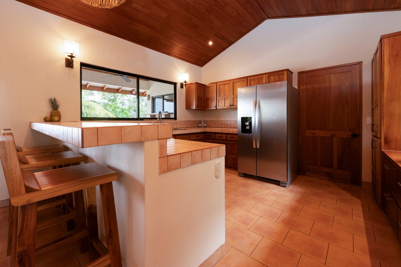 OCEAN AND MOUNTAIN VIEW 3 BEDROOM HOME WITH POOL IN LAGUNAS