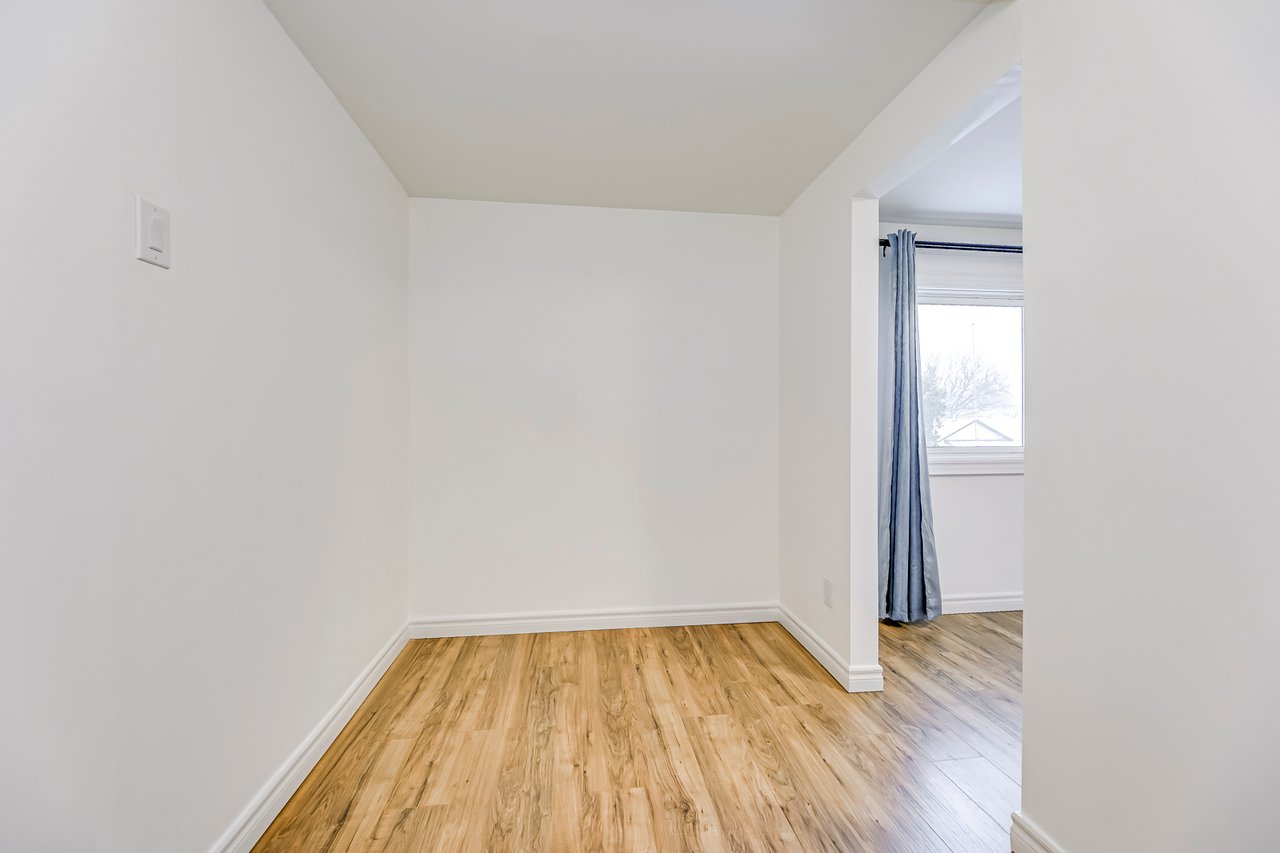 3042 Patrick Cres