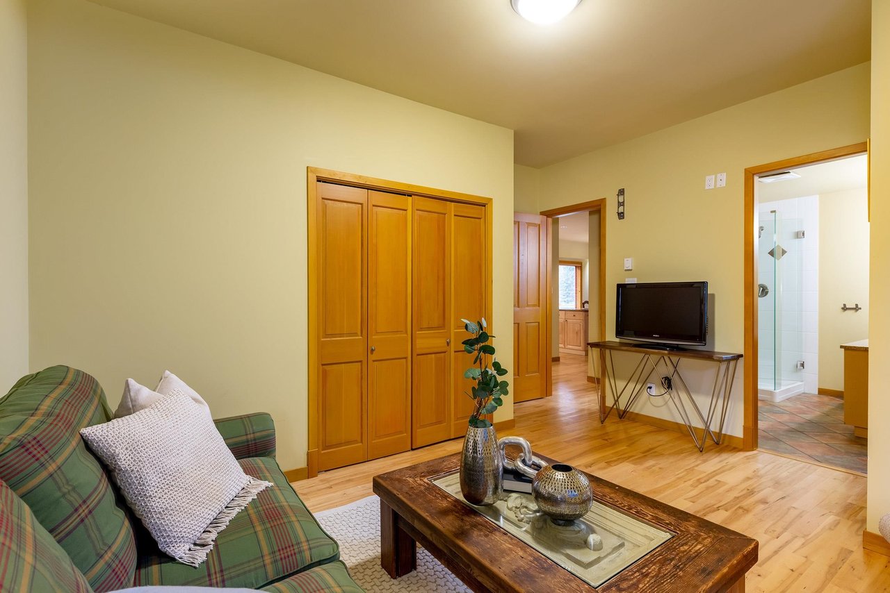 8107 Muirfield Cres