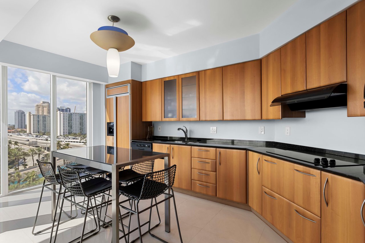 19111 Collins Ave Unit: 806