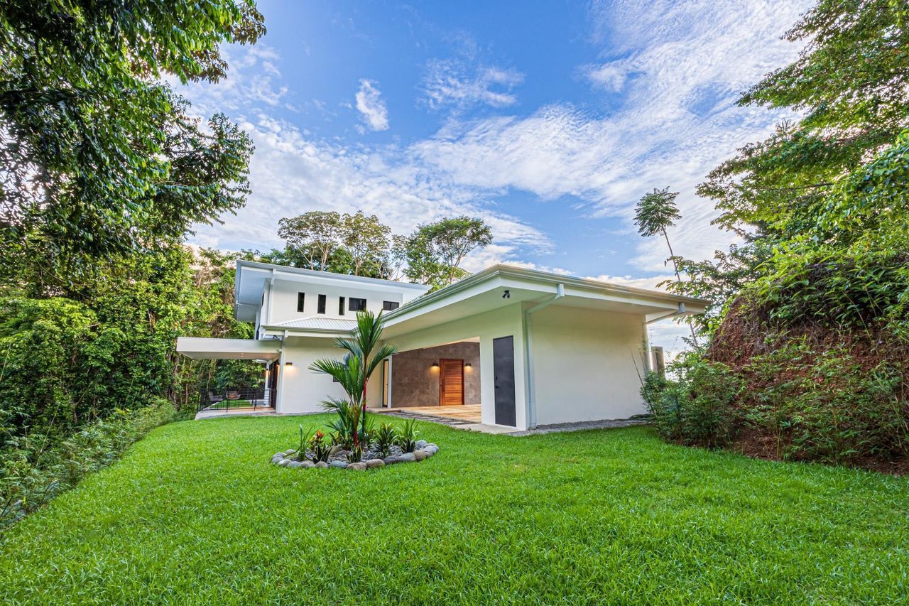 A Gem, Hidden in the Canopy With Ocean and Mountain Views