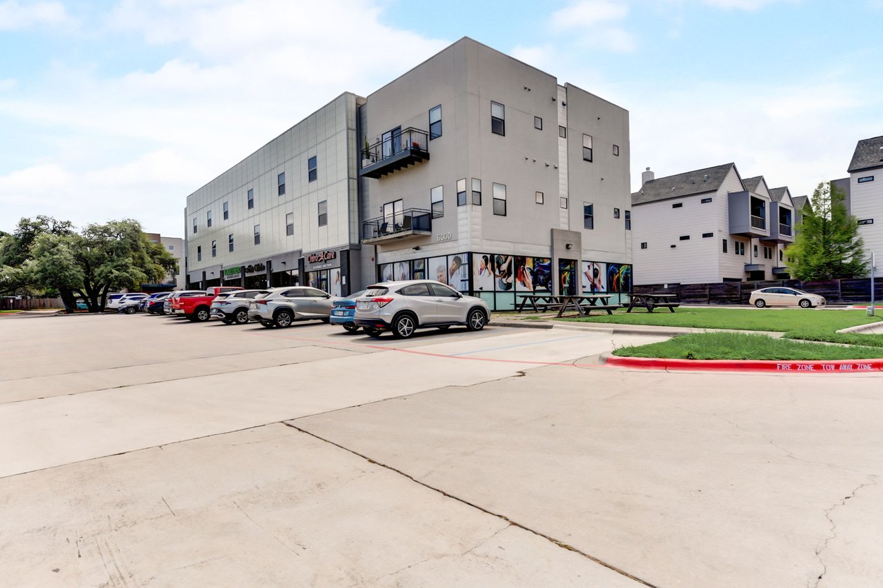 Modern 1/1 Condo in Vibrant South Austin for Lease!