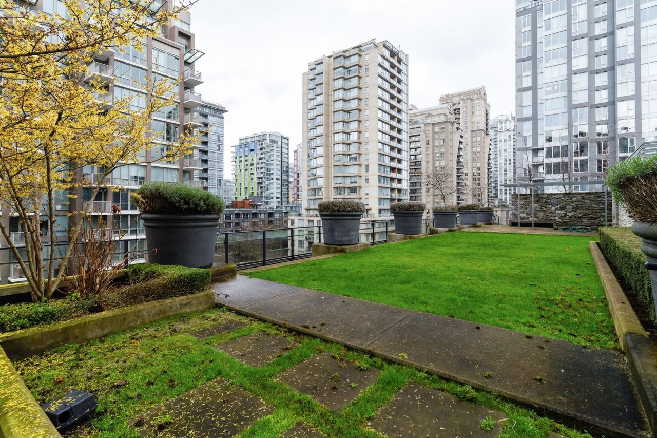102-1088 Richards St