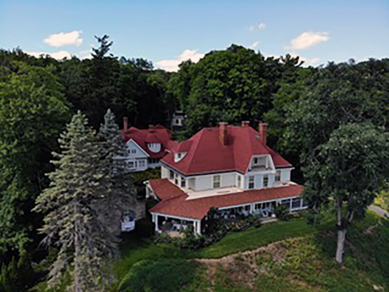 Lake Geneva 6-bedroom cottage, once host to Rockefellers, lists for $1.74 Million