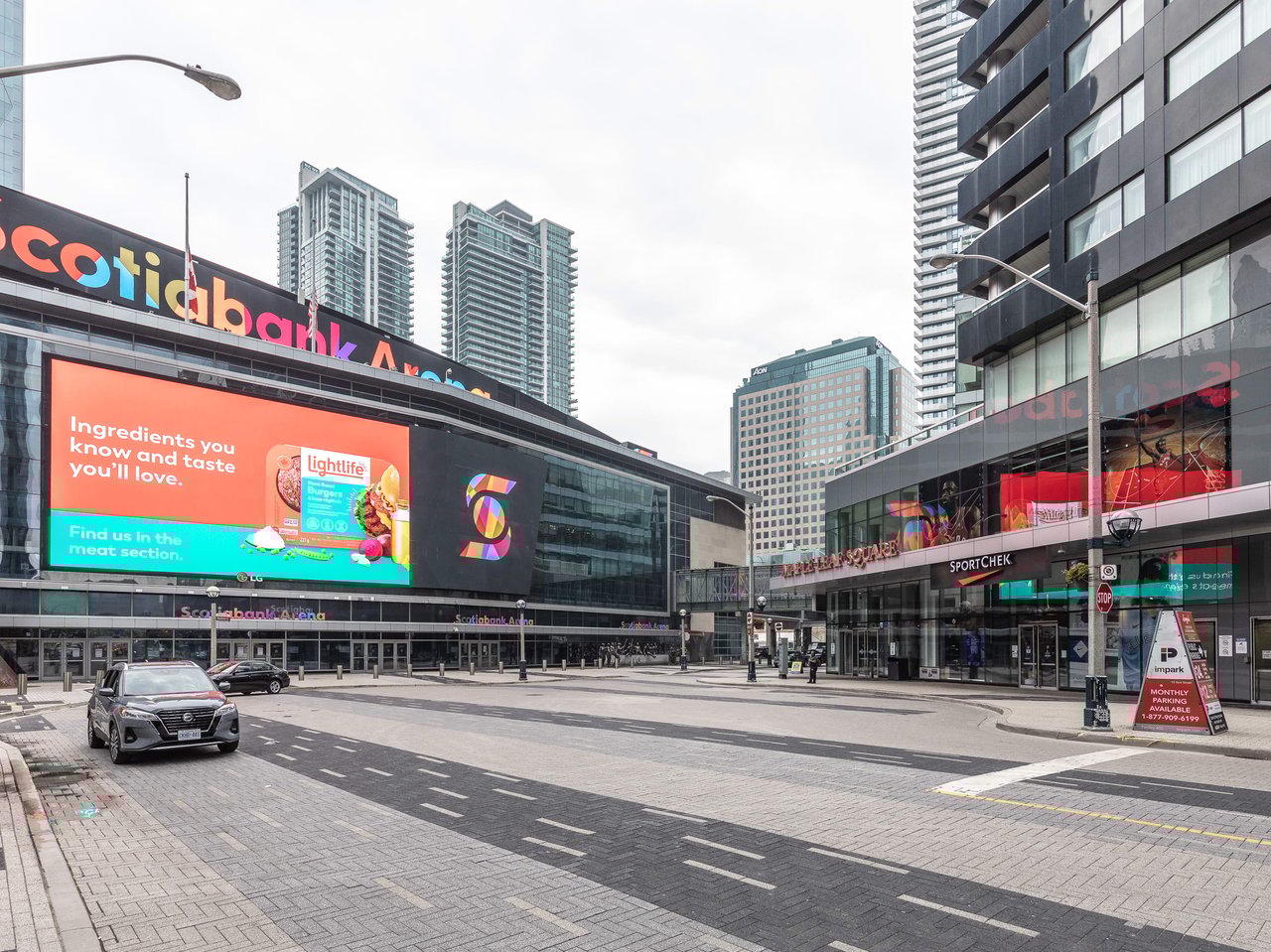 SOUTH SUITE IN MAPLE LEAF SQUARE