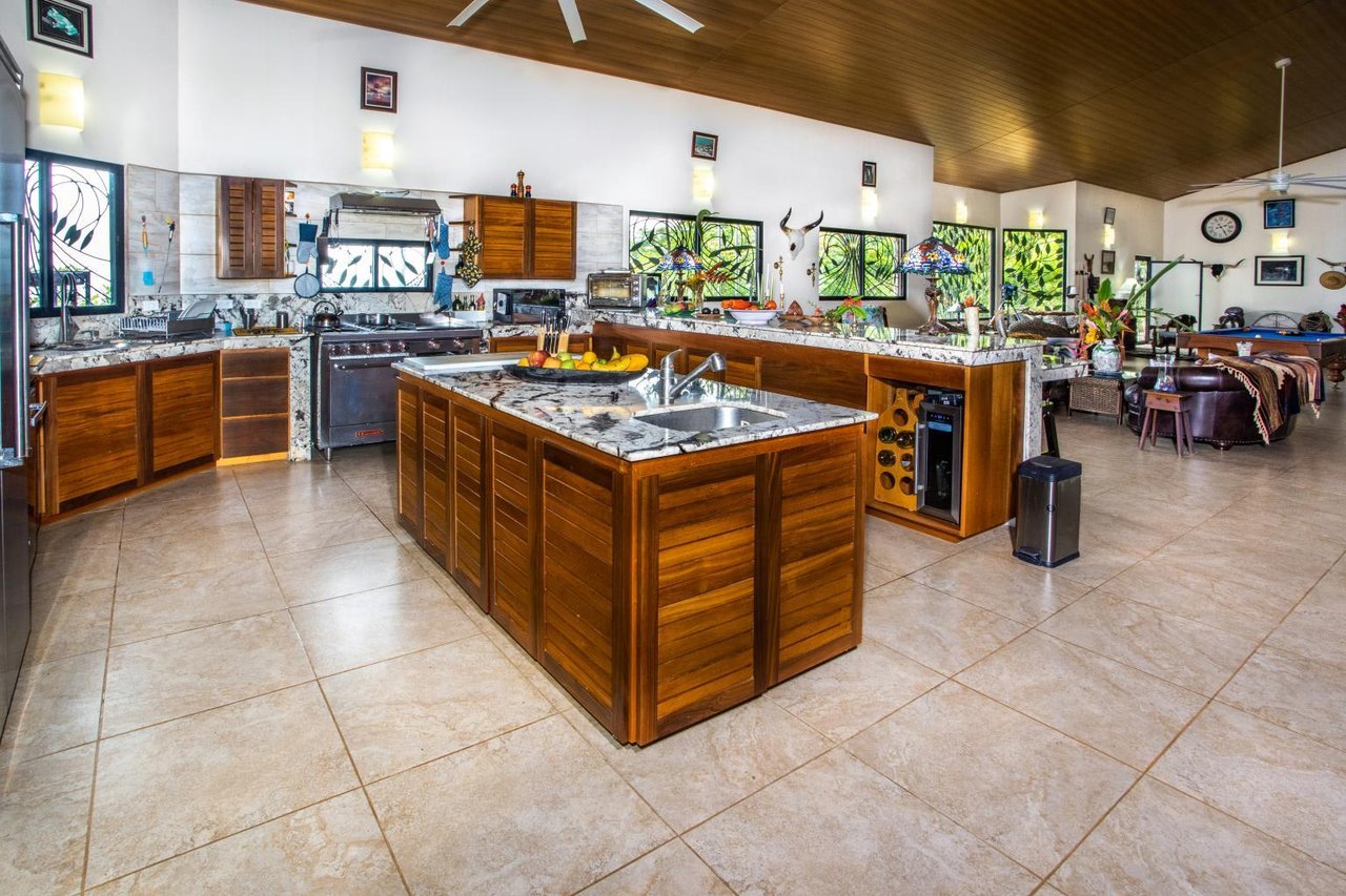 Incredible 7,000 Ft2 Ocean View Home With 200 Acre Reserve!