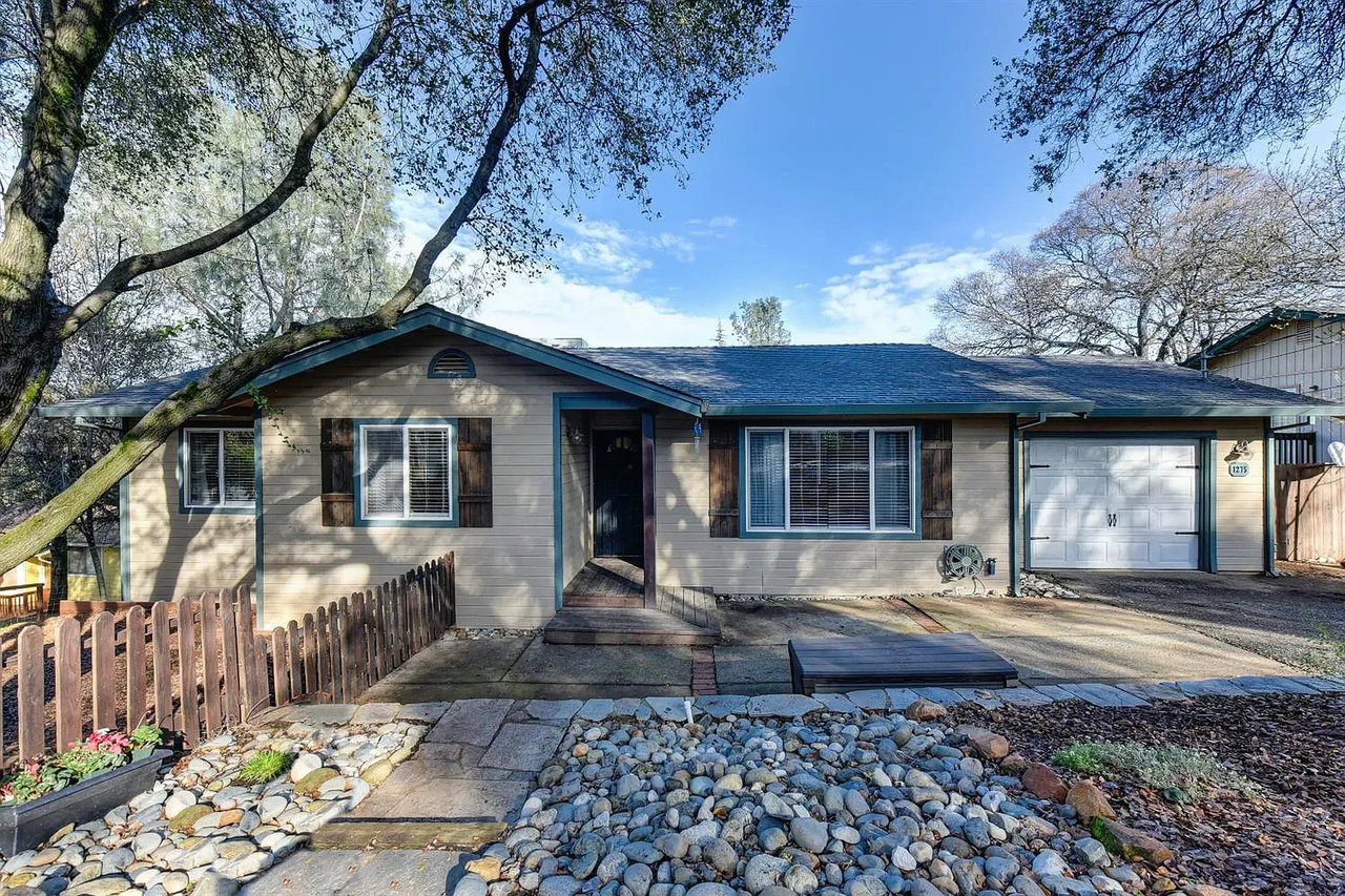 1275 Live Oak Ln