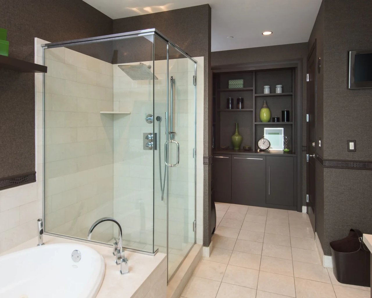 10727 Wilshire, 901
