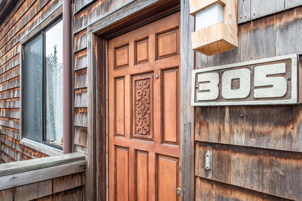 461 Dela Vina Ave APT 305