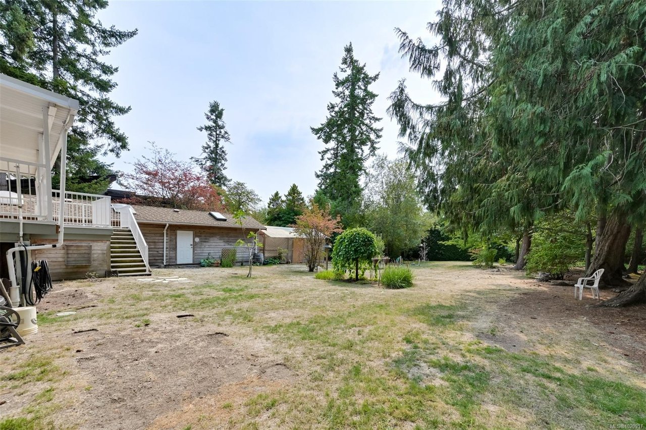 2587 MacDonald Dr
