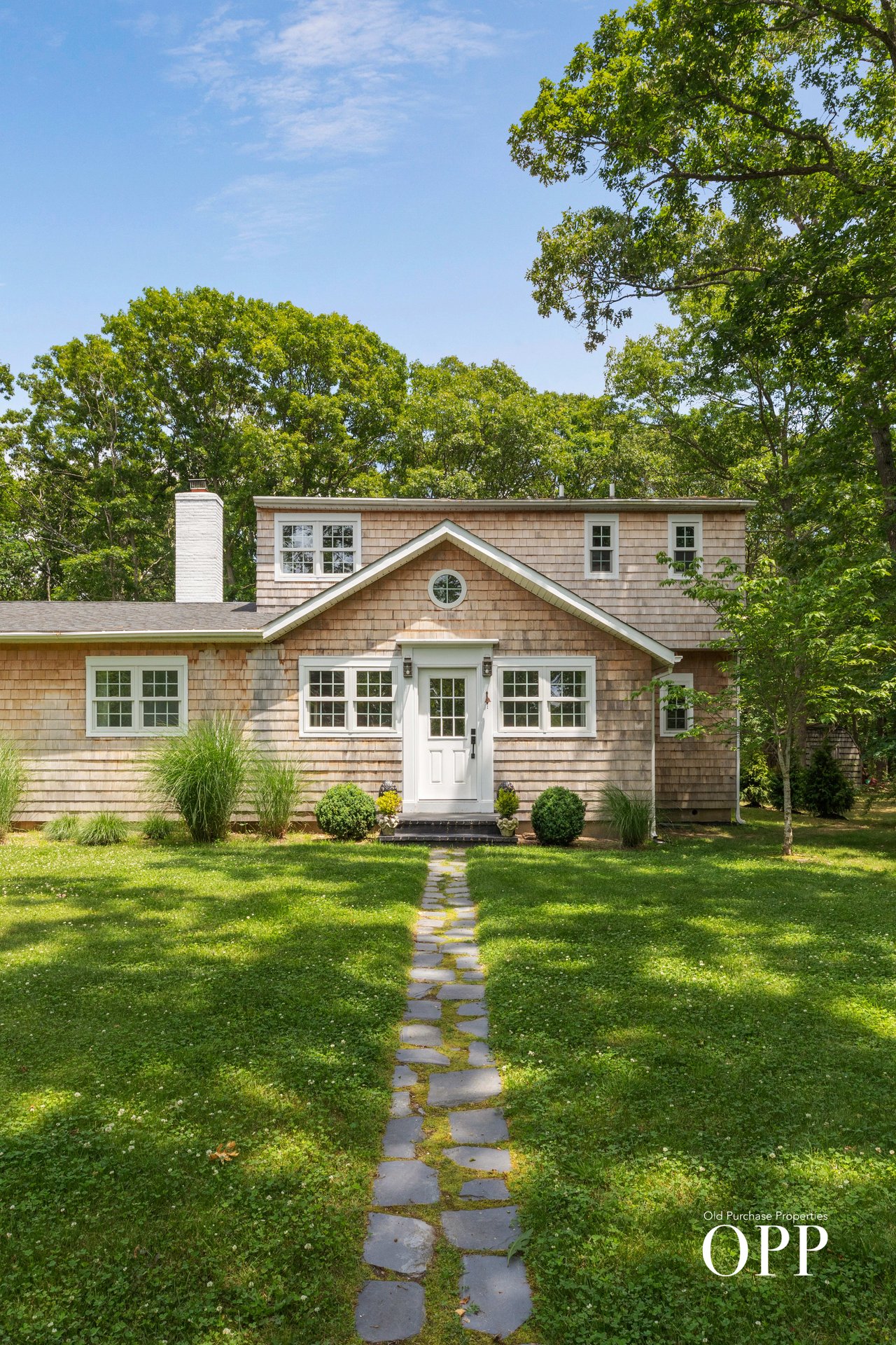 MOVE-IN READY COLONIAL ON 0.75-ACRE PROPERTY 