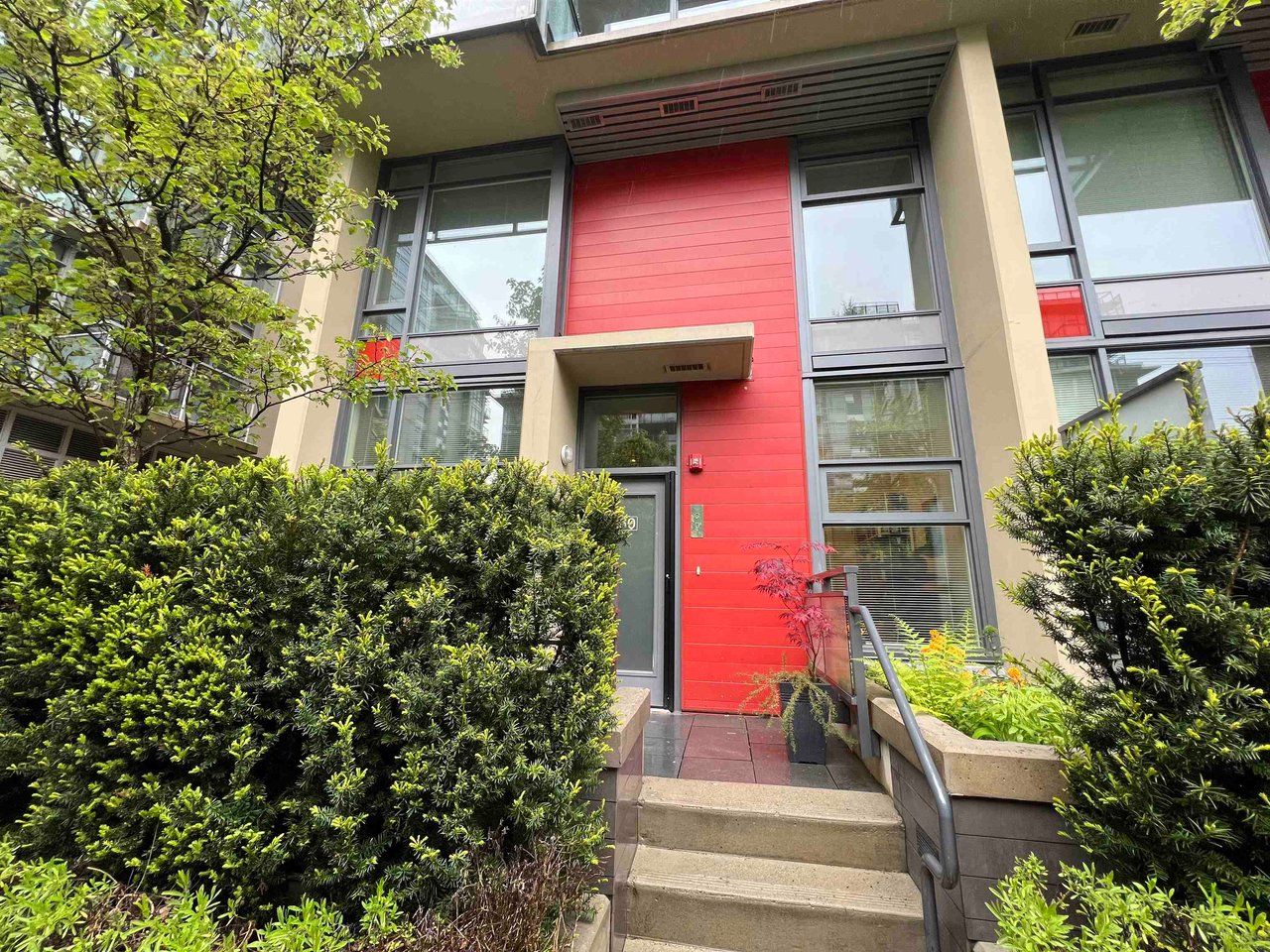 60 W 1st Ave