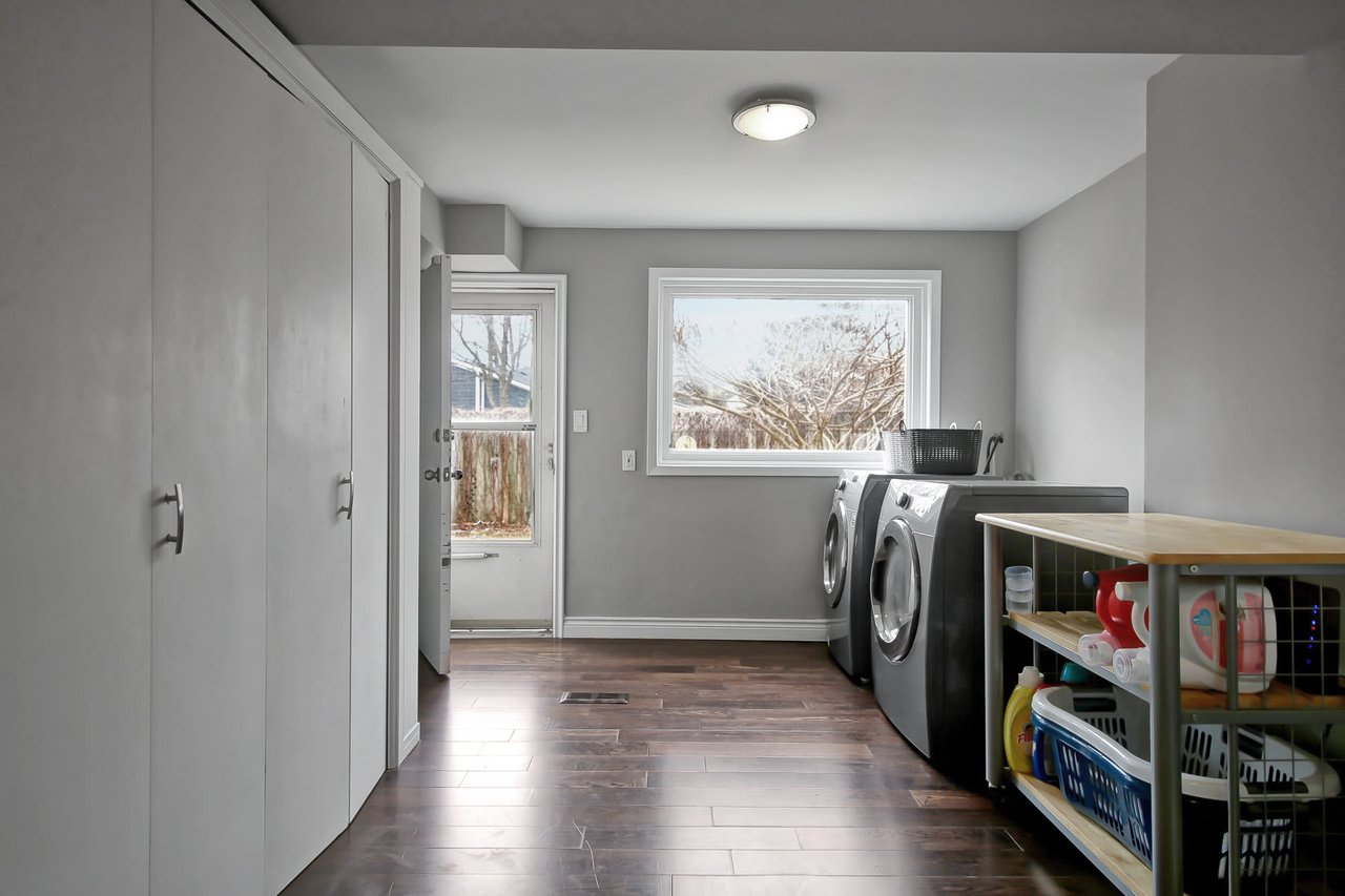 1274 Lorne Park Rd