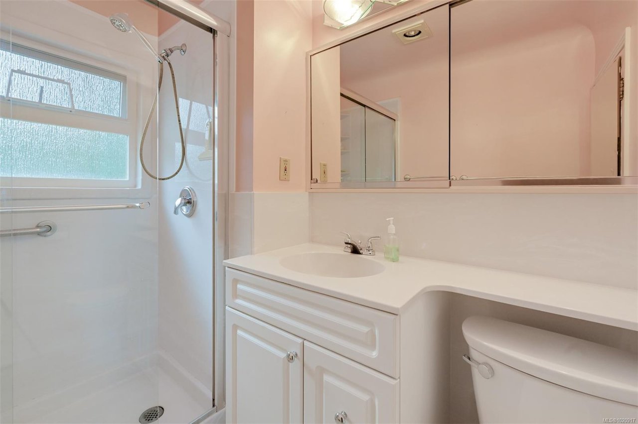 2587 MacDonald Dr