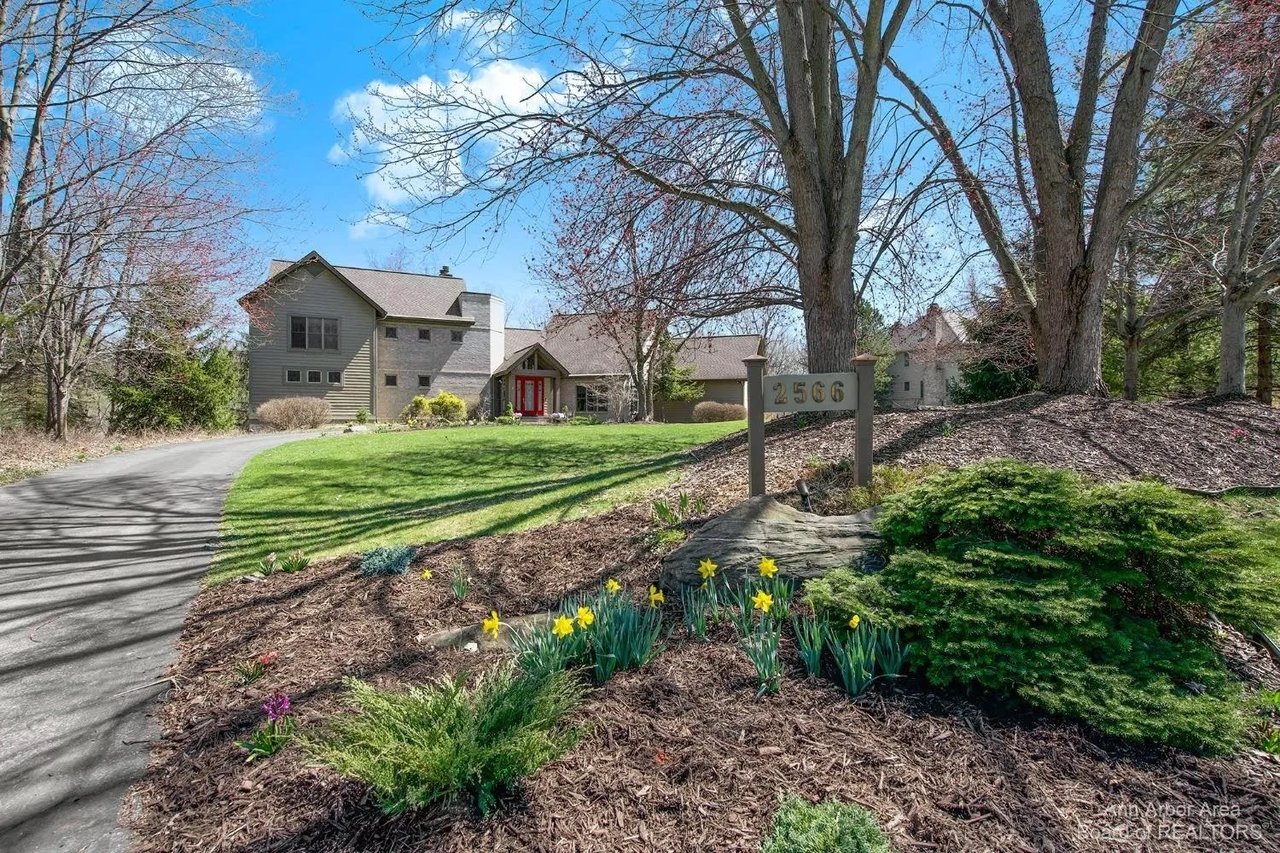 2566 Thornapple Drive, Ann Arbor, MI 48103
