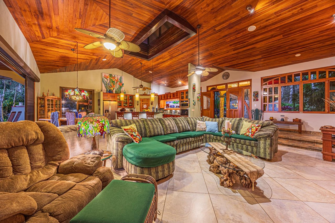 Modern Rainforest Villa Guest House, Dominical, Puntarenas
