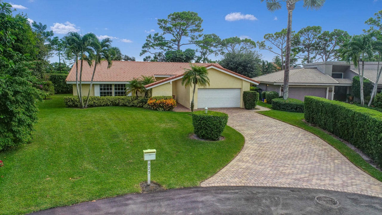 925 Foxpointe Circle