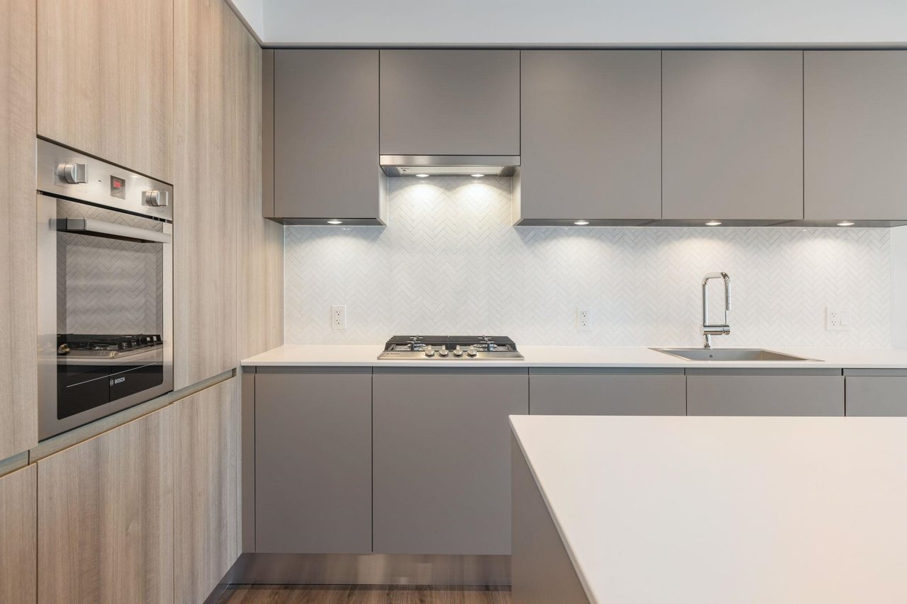 1210-3809 Evergreen Pl