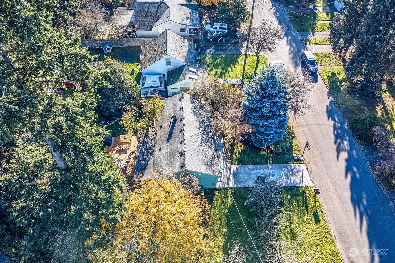 13756 Densmore Ave