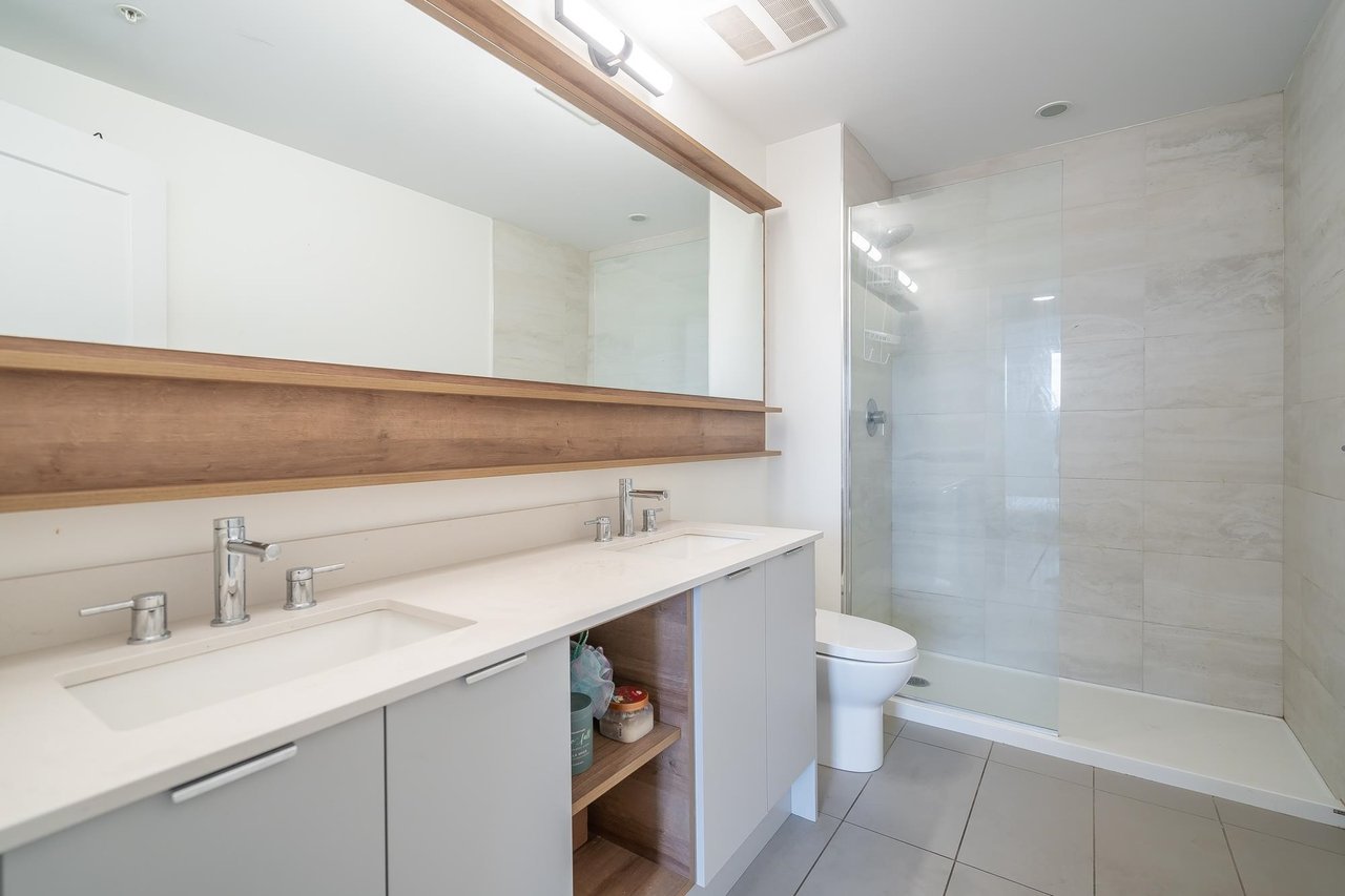 327-2493 Montrose Ave