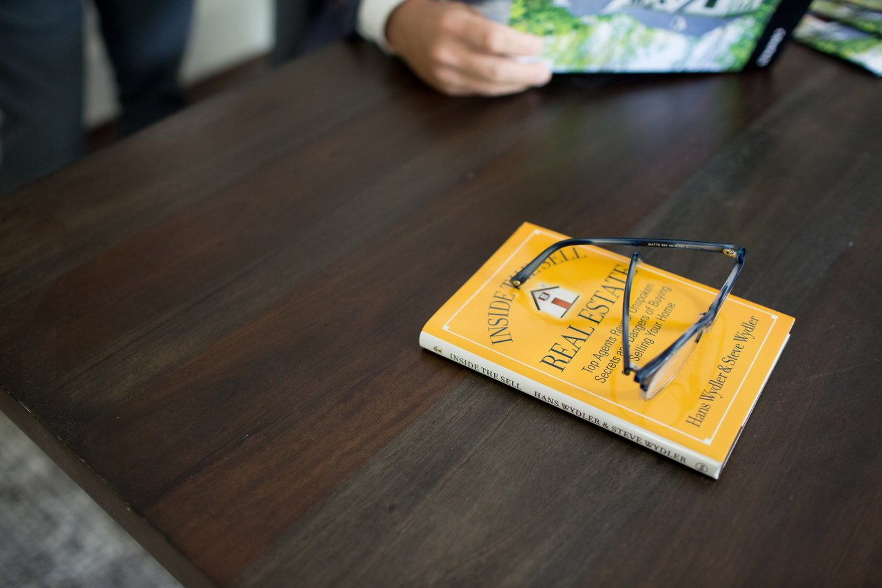 Inside the Sell Real Estate: Top Agents Reveal Unspoken Secrets and Dangers of Buying and Selling Your Home