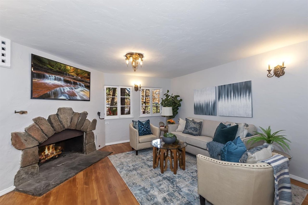 323 Sunset Dr
