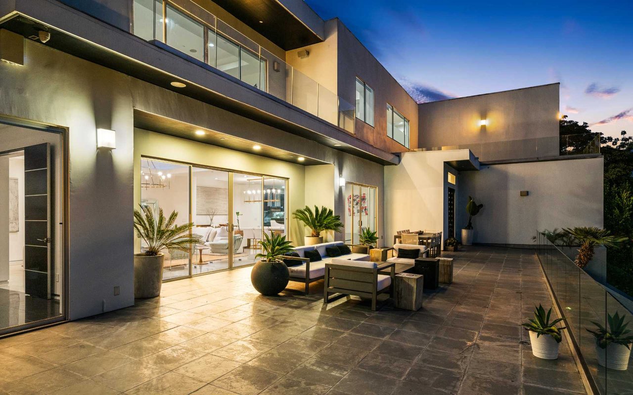 Travis Modern Mansion - Brentwood