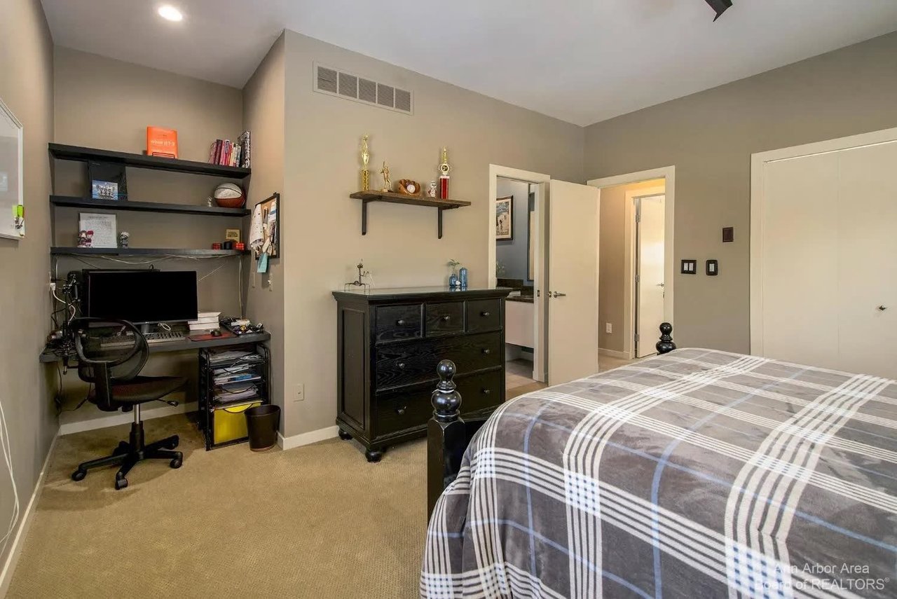 2566 Thornapple Drive, Ann Arbor, MI 48103