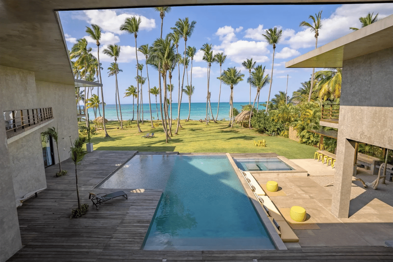 Beachfront Luxury Retreat: Contemporary Villa With Stunning Views and Unrivaled Amenities