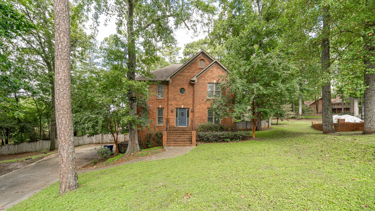 221 Stone Valley Drive! Lots of space!! Great location!!