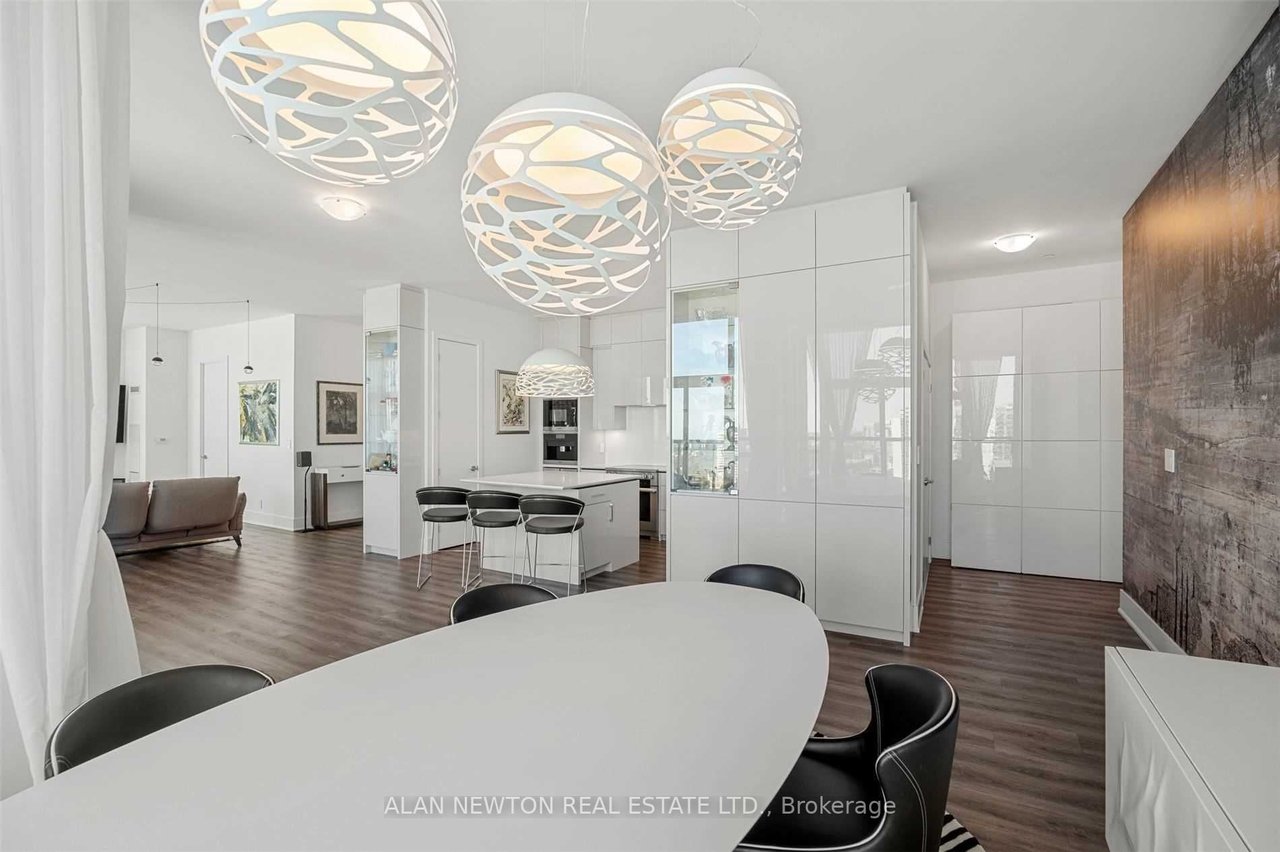 CUSTOM-DESIGNED PENTHOUSE 