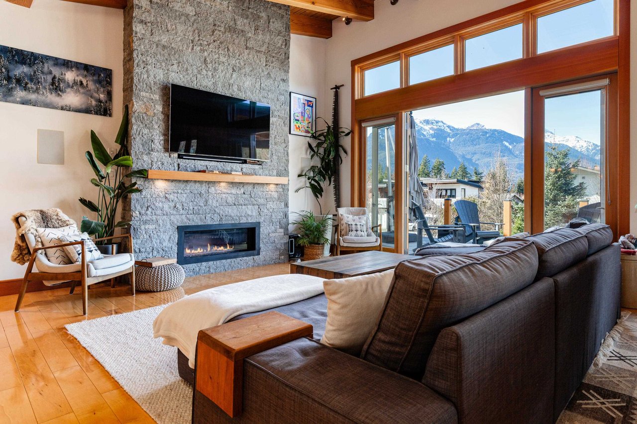 1054 Jay Cres