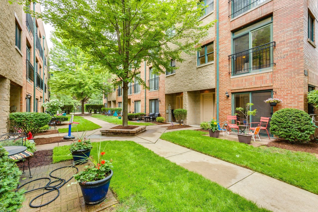 Lincoln Park Townhome: 2770 N. Wolcott, #H 