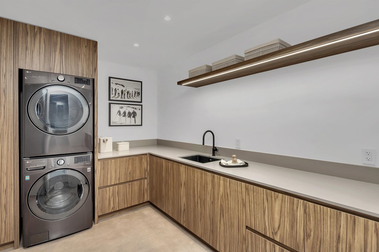 3565 Falcon Cres