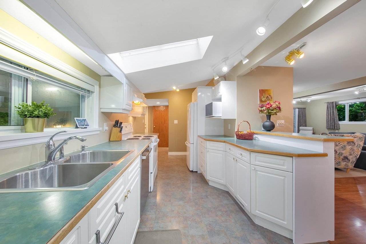 1650 Deep Cove Rd