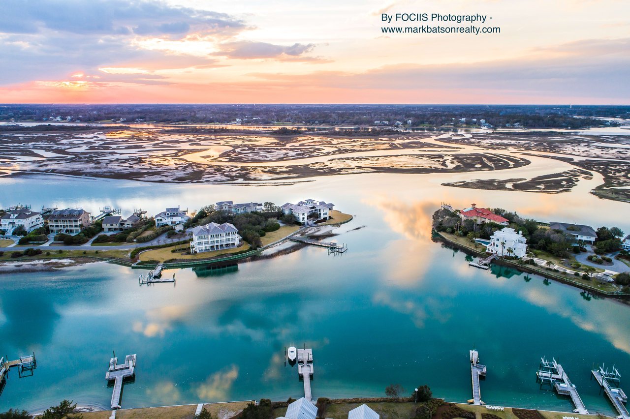 FIGURE EIGHT ISLAND