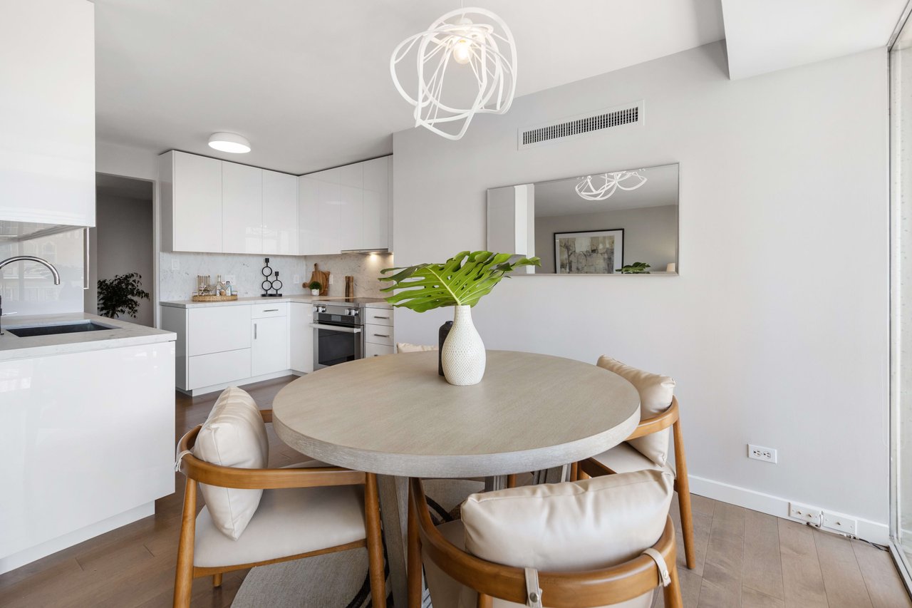 Just-Renovated Pacific Heights Condo With Southern Views