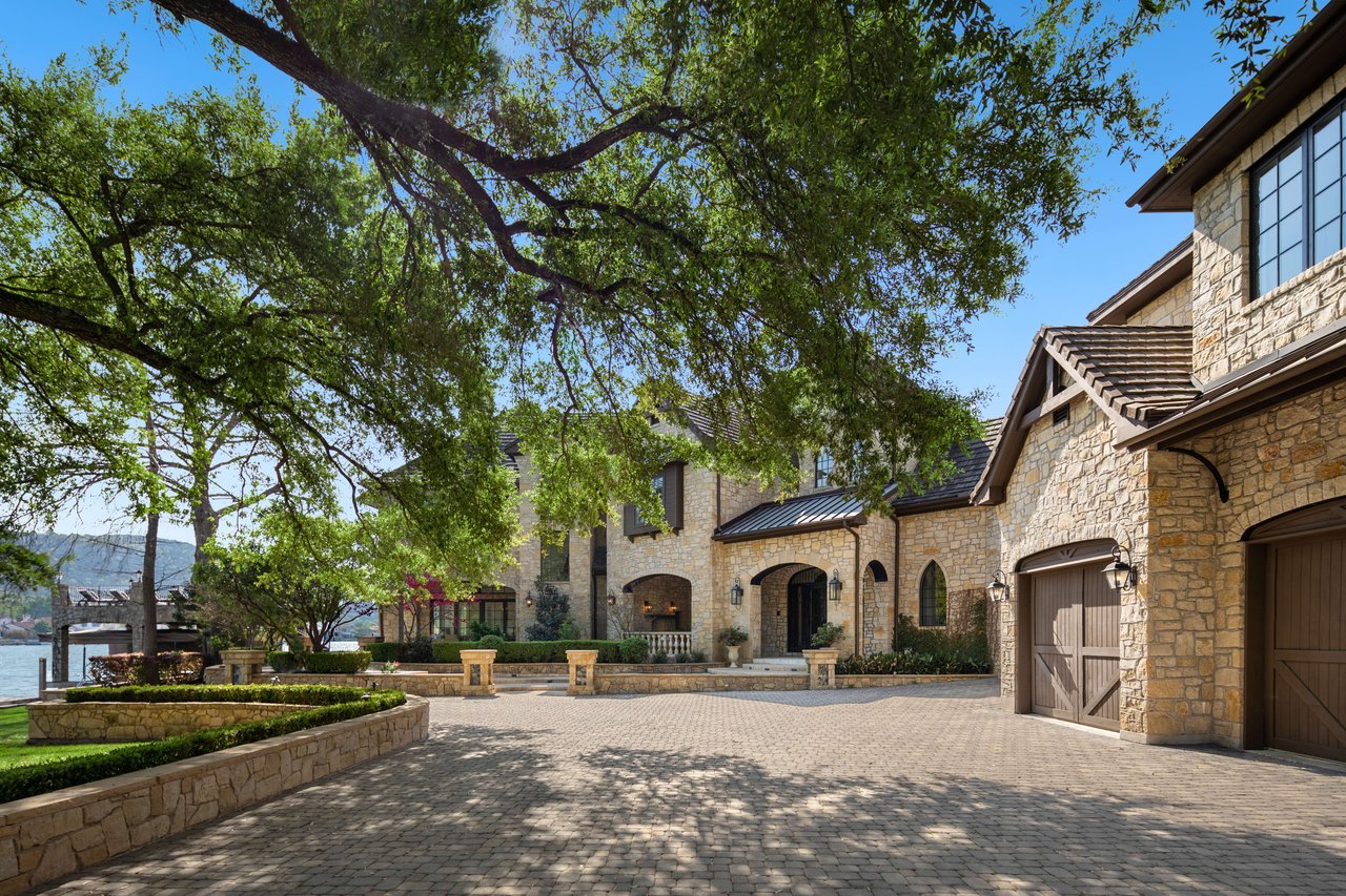 Elite Austin Charming Brick House with Inviting Porch: A Picture-Perfect Blend of Classic Elegance and Outdoor Comfort