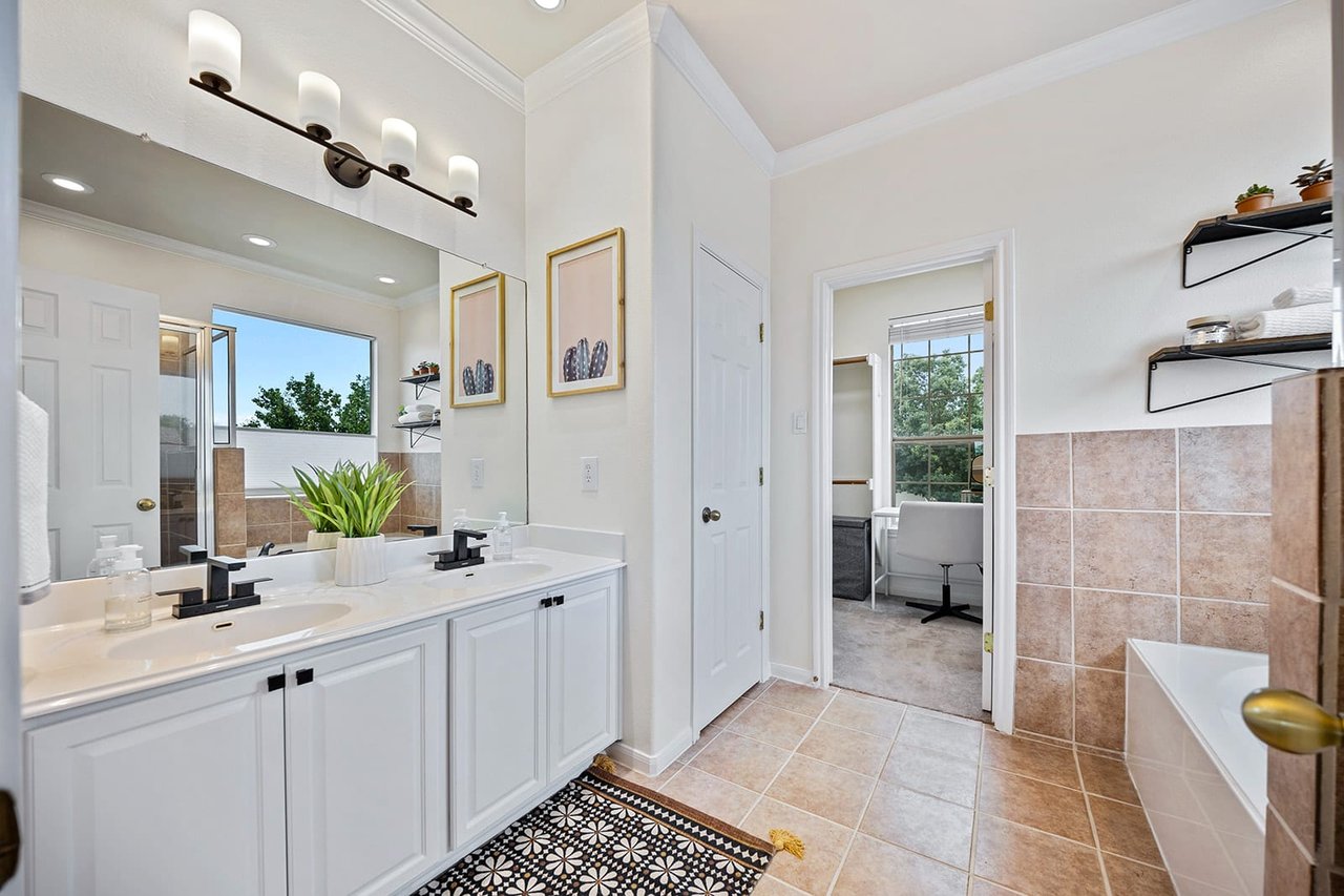 3827 Laurel Ridge Dr