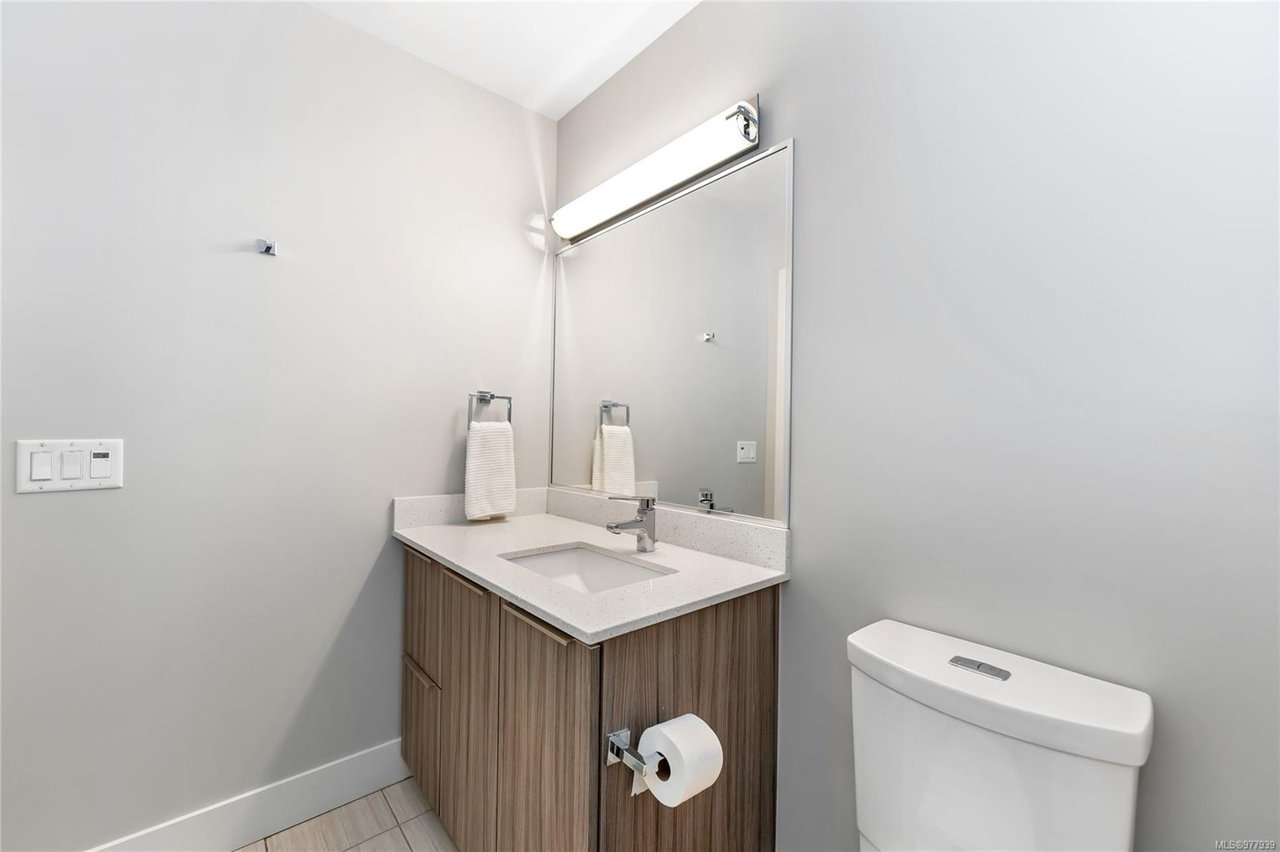 302-3815 Rowland Ave