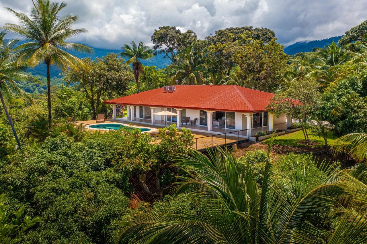 Luxurious Ocean-view Villa:  Your Paradise in Uvita