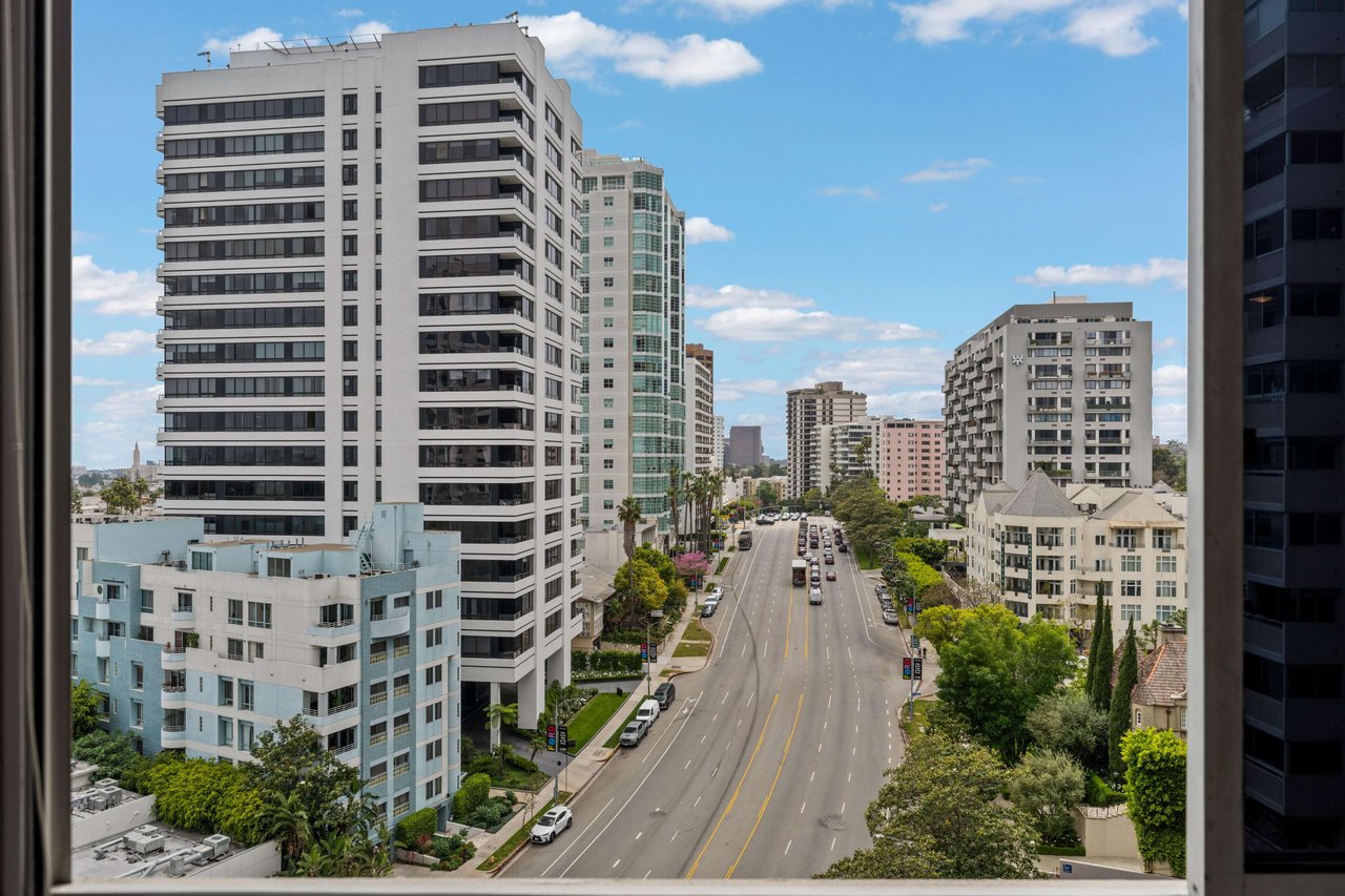 The Comstock #10D, Wilshire Corridor