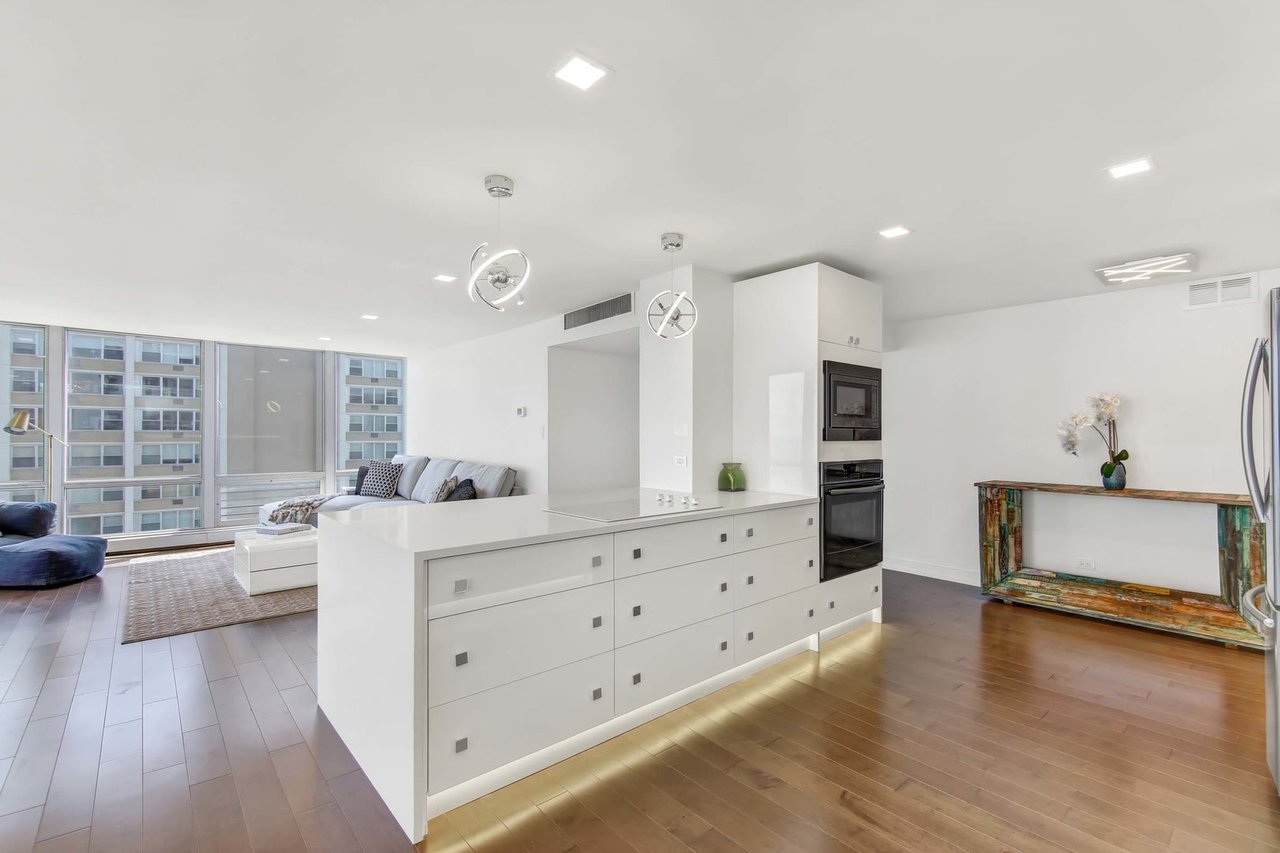 339 W Barry Avenue, #22C