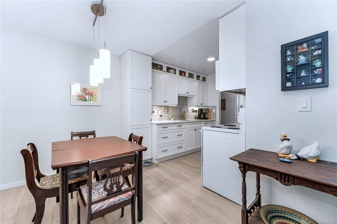 212-2520 Wark St