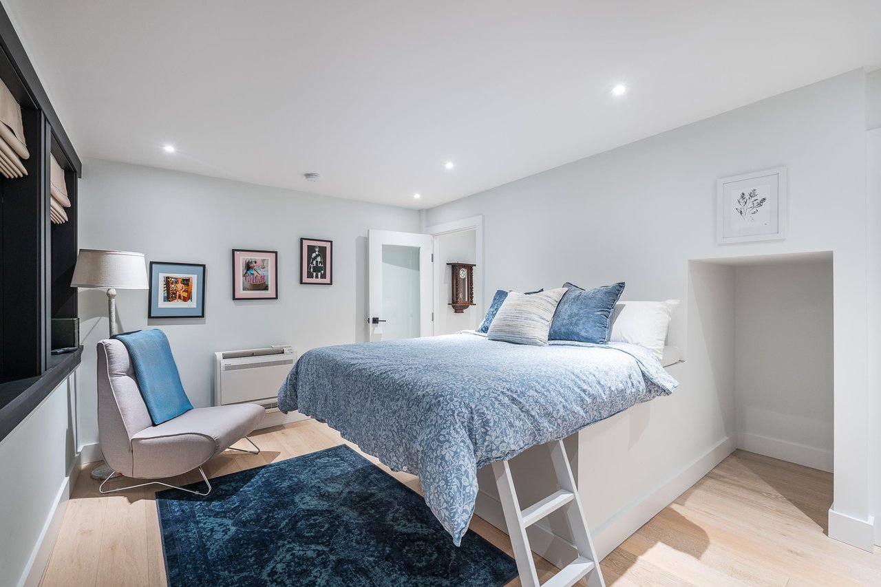 6242 St. Georges Cres