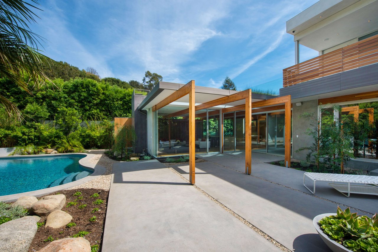 1710 Mandeville Canyon Rd
