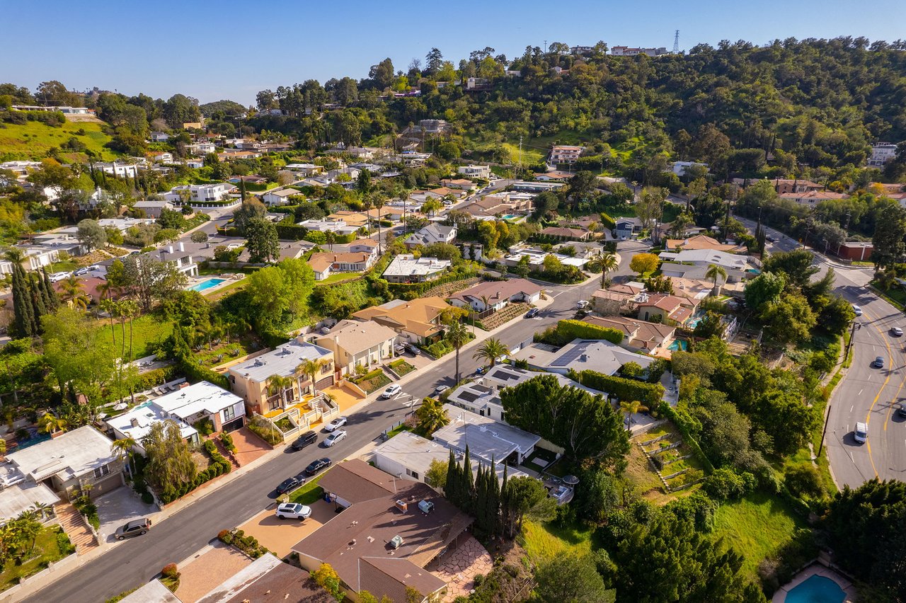 deLIGHTfull Mid Century in the Studio City "Donas"