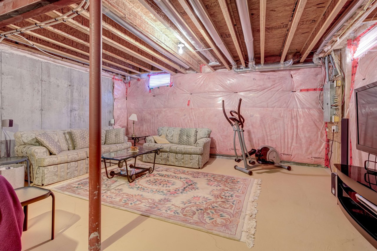 64 Bittersweet St