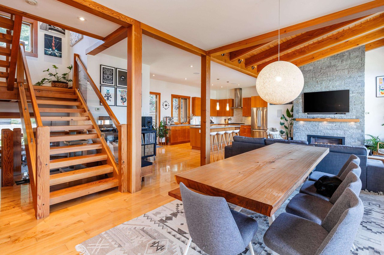 1054 Jay Cres